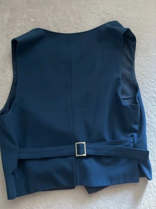 Chaleco azul con cinturón ajustable