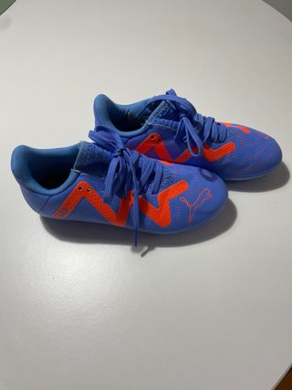 Botas de fútbol Puma azules y naranjas