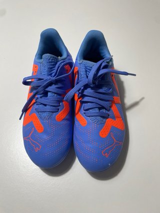 Botas de fútbol Puma azules y naranjas