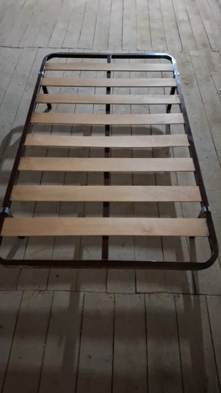 Base de cama metálica con somier de madera