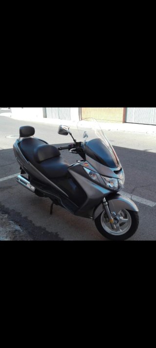 Suzuki Burgman Maxi Scooter Gris