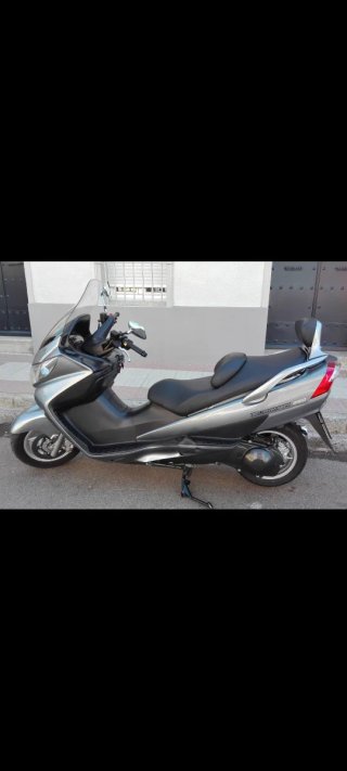 Suzuki Burgman Maxi Scooter Gris