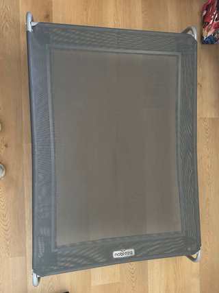Cama elevada para perros gris