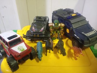 Lote de Juguetes: Coches y Figuras