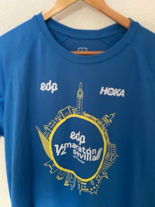 Camiseta deportiva negra con detalles naranja