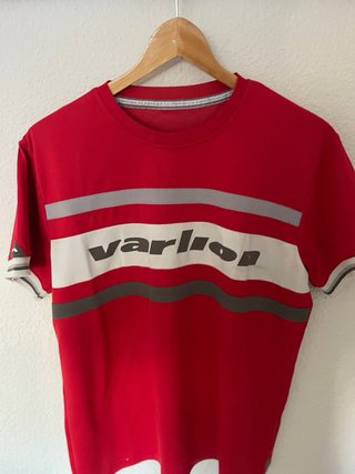 Camiseta deportiva negra con detalles naranja