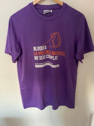 Camiseta deportiva negra con detalles naranja