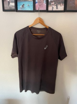 Camiseta deportiva negra con detalles naranja