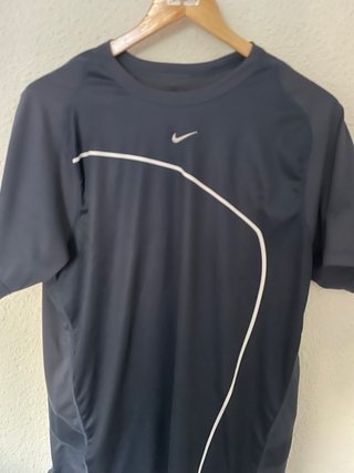 Camiseta deportiva negra con detalles naranja