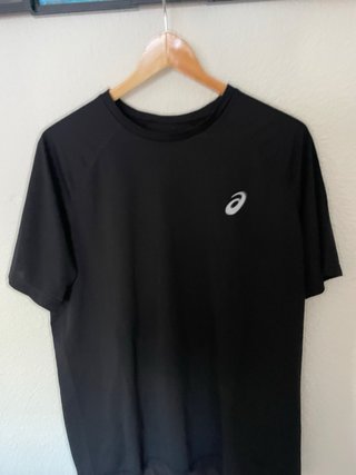 Camiseta deportiva negra con detalles naranja