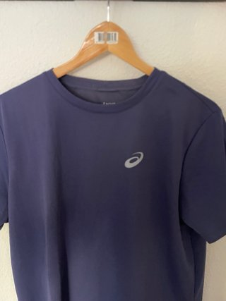 Camiseta deportiva negra con detalles naranja