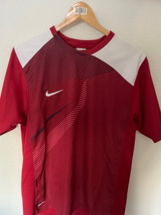 Camiseta deportiva negra con detalles naranja