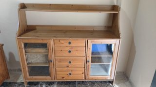 Aparador de madera con puertas de cristal