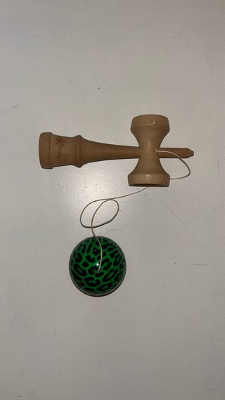 Kendama de madera con diseño de leopardo