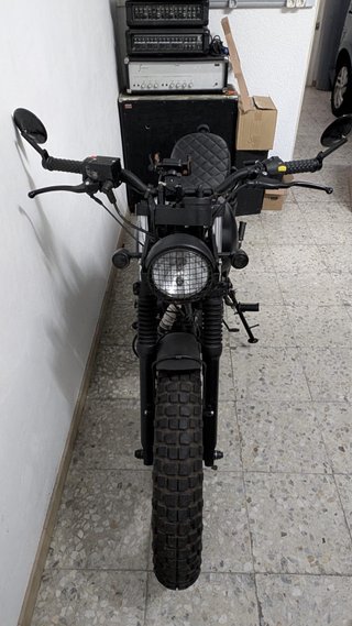 Moto Clásica Moderna Negra