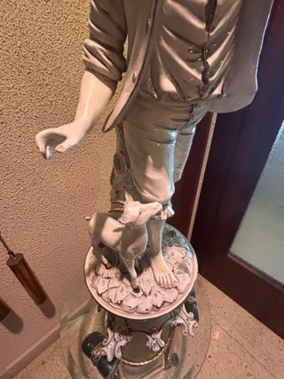 Figura porcelana niño con perro y sombrero