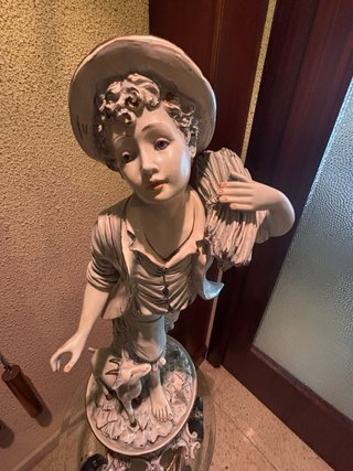 Figura porcelana niño con perro y sombrero