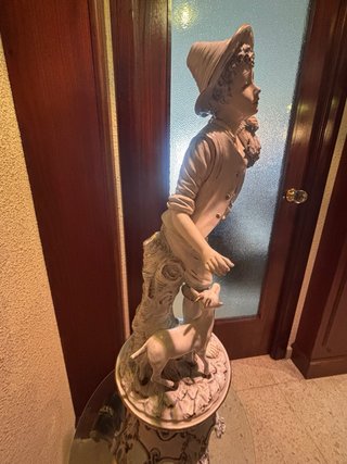 Figura porcelana niño con perro y sombrero