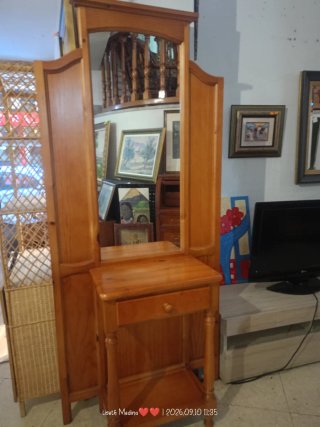 Recibidor de madera con espejo