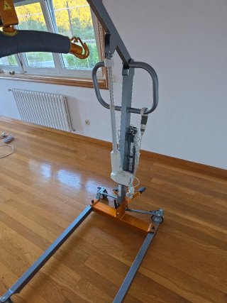 Grúa eléctrica Sunlift 150 E con arnés, en muy bue