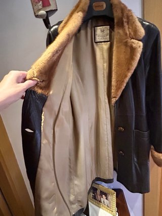 Chaquetón de cuero marrón con cuello de pelo