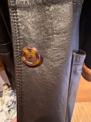 Chaquetón de cuero marrón con cuello de pelo