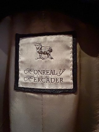 Chaquetón de cuero marrón con cuello de pelo