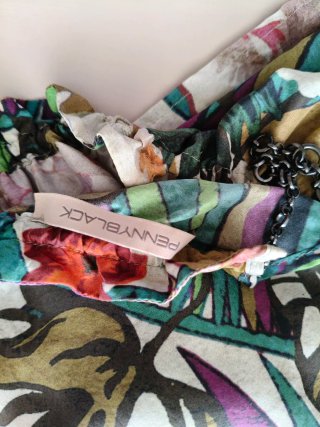 Vestido Penny Black floral cadena