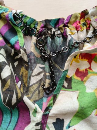 Vestido Penny Black floral cadena