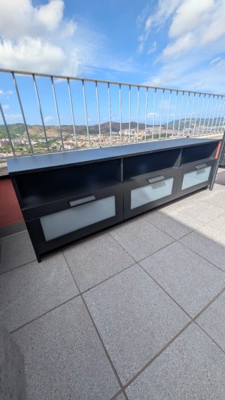 Mueble TV negro con puertas de cristal