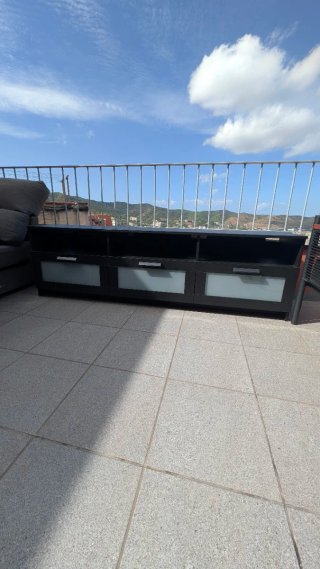 Mueble TV negro con puertas de cristal