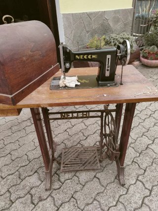 Macchina da cucire d'epoca Necchi