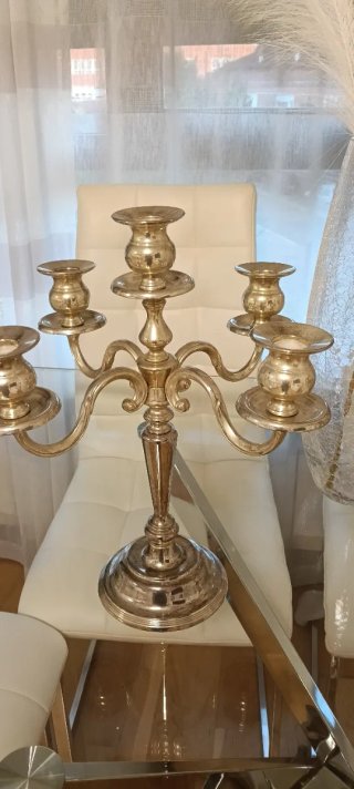 Candelabros de metal dorados y plateados