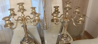 Candelabros de metal dorados y plateados