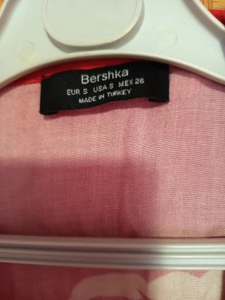 Camisa Bershka dragón roja