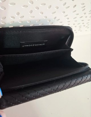 Monedero negro con lazo dorado