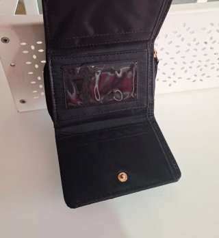 Monedero negro con lazo dorado