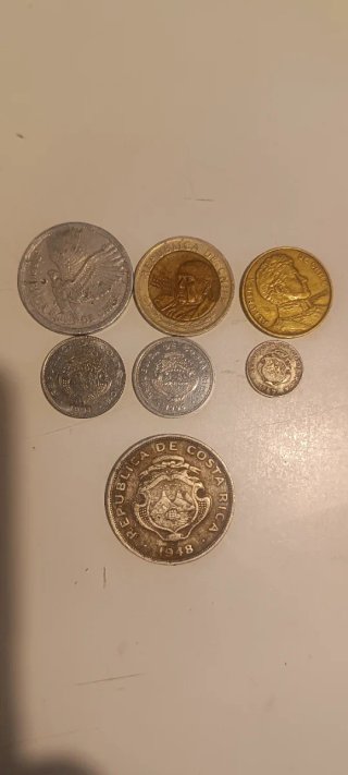 7 Monedas: 3 Chile y 4 Costa Rica