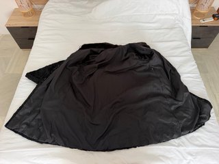 Abrigo KESII de piel natural negra tipo astracán