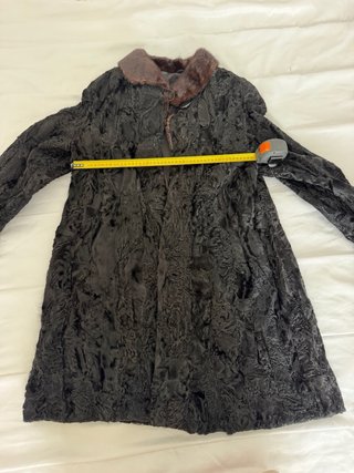 Abrigo KESII de piel natural negra tipo astracán