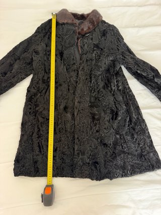 Abrigo KESII de piel natural negra tipo astracán