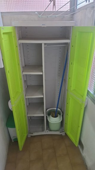 Armario escobero/despensa verde de resina Plastike