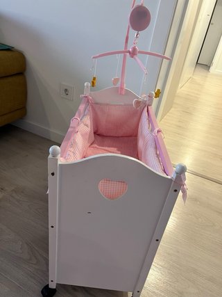 Cuna de juguete rosa con móvil