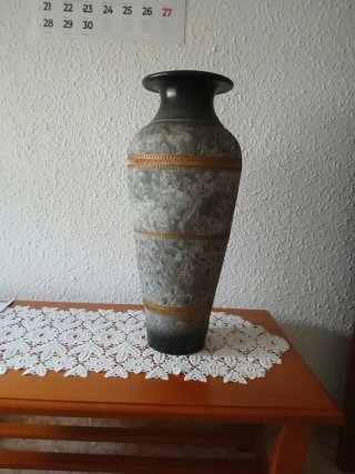 Jarrón decorativo gris y dorado