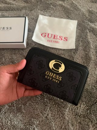 Cartera Guess Negra con Logo Dorado