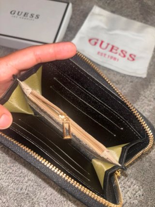 Cartera Guess Negra con Logo Dorado
