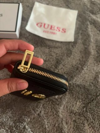 Cartera Guess Negra con Logo Dorado