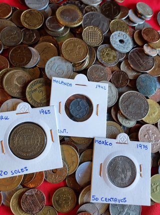 Lote monedas del mundo + 3 monedas en cartones