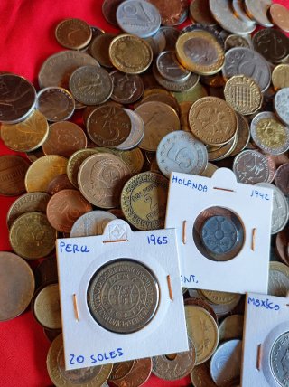 Lote monedas del mundo + 3 monedas en cartones
