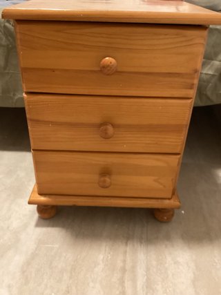 Mesa de noche de madera